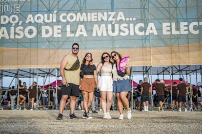 Sergio, Aroa, Sara y Noelia han llegado desde León, a diez horas de Almería, para disfrutar del Dreambeach en El Toyo.