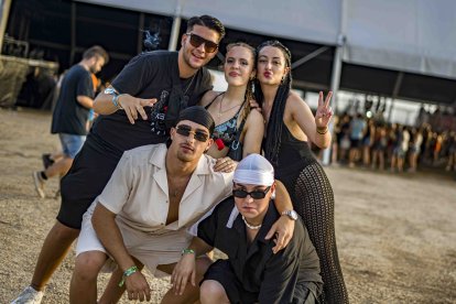 Raúl, Julia, Rafa, Laura y Ángel, procedentes de Dólar y de Ferreira, posan ante la carpa del Dreams Tent.