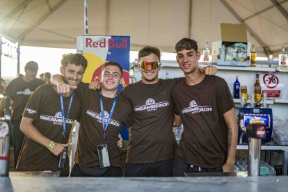 Los camareros del Dreambeach preparados para atender a la clientela: Paco, Lucas, Abraham y Adolfo.