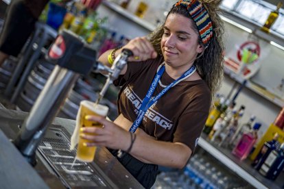 Elena Moreno trabajando como camarera en el festival.