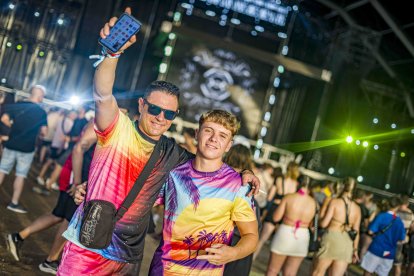 Moisés y Moisés, padre e hijo, disfrutan de una velada inolvidable frente al Dreams Tent.