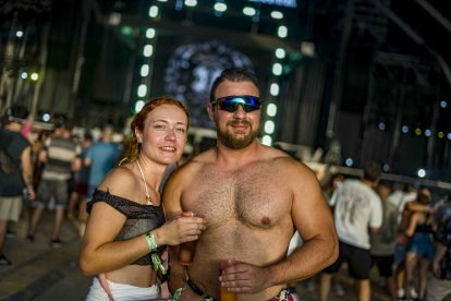 Adela y José Antonio, de Córdoba y Valencia, posan ante el escenario principal.