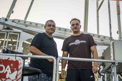 José Luis y Mario, trabajadores de la noria del festival, antes del comienzo del Dreambeach.