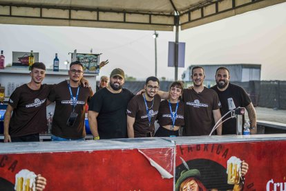 Camareros y trabajadores del Dreambeach, procedentes de San Fernando, Cádiz y Granada, junto a una de las barras.