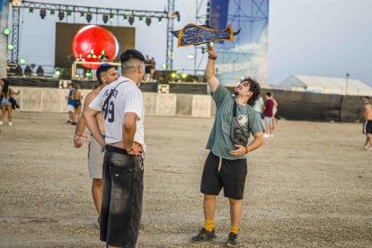 Un festivalero hace dapostar frente a uno de los escenarios secundarios del Dreambeach.