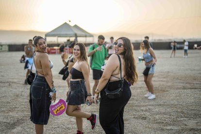 Amigas posan ante la cámara del fotógrafo en las primeras horas del festival.