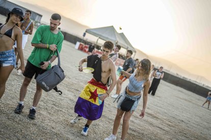 Festivaleros bailan ante The Cage durante el showcase de Antídoto Club.