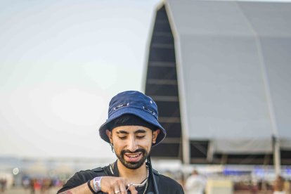 Uno de los fotógrafos oficiales del Dreambeach junto al escenario.