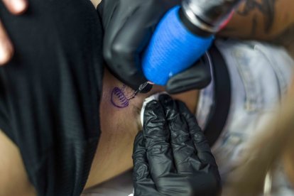 Una valenciana se hace un tatuaje de una medusa en Anag Tattoo, durante el festival.