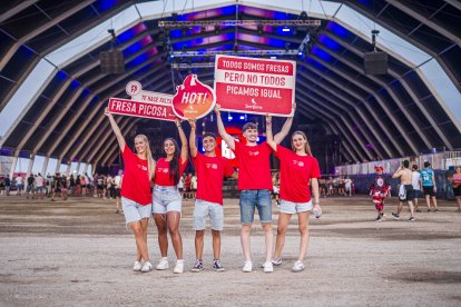 Emma Nikolajenka, Lorena Berruezo, Mario Dinu, Alma Cañadas e Ignacio Martín, trabajadores de José Campo, frente a uno de los escenarios principa