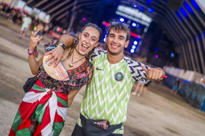 Dos festivaleros posan ante uno de los escenarios del Dreambeach.