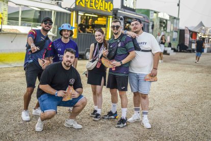 Álex y su pandilla posan el día después del cumpleaños de su amigo ante los puestos del Dreambeach.