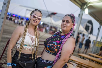 Dos dreamers, amigas y compañeras de trenzas, junto al merendero del festival.