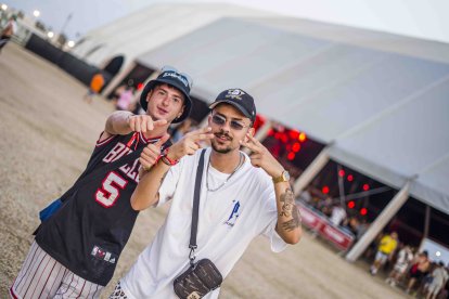 Dos dreamers señalan al fotógrafo junto al escenario.