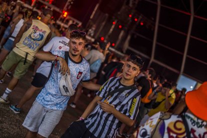 Dos festivaleros bailan con el show de Brenda Serna.