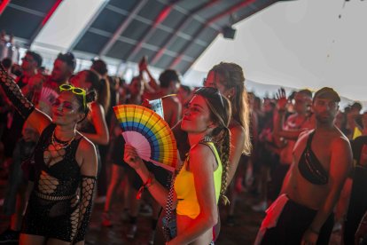 Una dreamer se abanica ante el calor del festival.