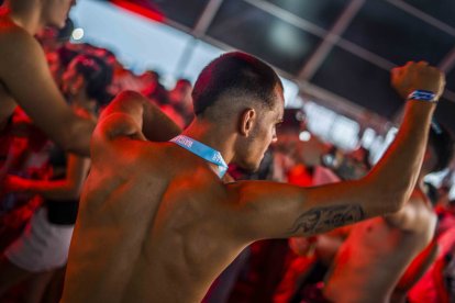 Un festivalero disfruta del show.