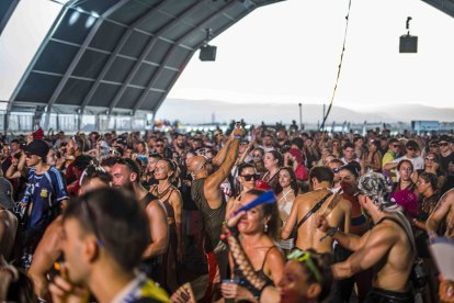 Una marea de festivaleros se agrupan en la Dreams Tent.