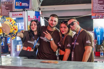 Álex, Luis, Marta y Lucía, de Granada, junto a la barra de Red Bull y Cruzcampo.
