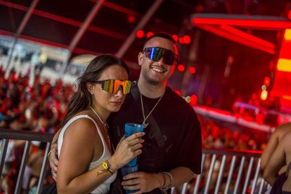 Una pareja posa en el escenario elevado junto a la Dreams Tent.