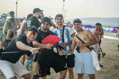 Cuatro amigos en las primeras horas del festival.