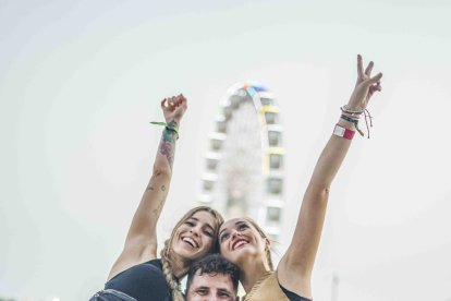 Mar e Itziar, levantadas por Salva, quien hace gala de su entrenamiento de crossfit, todos de Valencia.