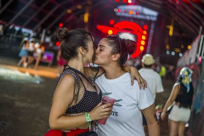 Dos chicas se besan frente al Dreams Tent.