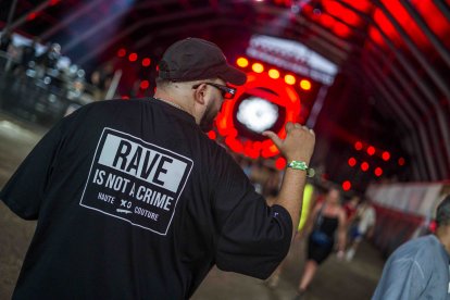 La parte trasera de la camiseta de un festivalero.