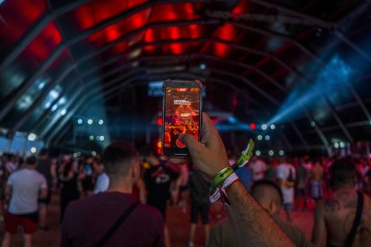 Un dreamer hace una foto en la Dreams Tent.