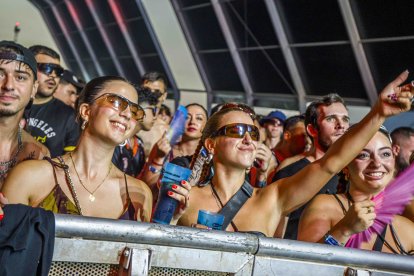 Jóvenes disfrutan del show en la Dreams Tent en primera fila.