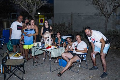 Los vecinos de #SíAlDreambeach posan junto a la urbanización de El Toyo.