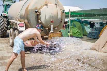 Festivalero se lava las manos en uno de los camiones del Dreambeach.