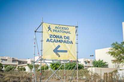 Cartel indicador de la zona de la acampada.