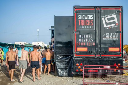 Camión que contiene las duchas individuales para los dreamers de la acampada.