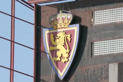 El mítico escudo siendo retirado del marcador.