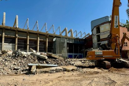 Máquinas trabajando en la remodelación.