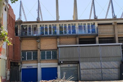 En la parte alta las cabinas de radio.