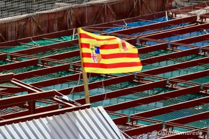 La bandera presidiendo las obras.