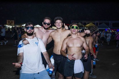 Grupo de amigos posan con gafas de sol festivaleras junto a uno de los escenarios del Dreambeach.
