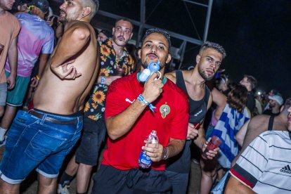 Un dreamer posa con una pistola de agua momentos antes de mojar a sus amigos.