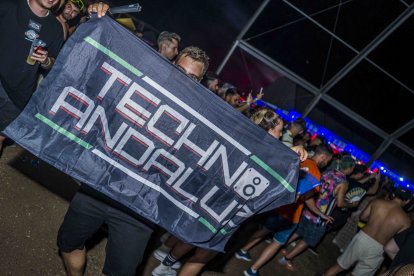 Un andaluz reivindica su tierra con una bandera perfecta para el momento.