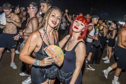 Dos festivaleras posan con el abanico oficial del Dreambeach.