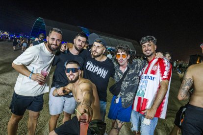 Un grupo de amigos posan junto a The Cage.