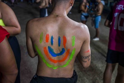 La espalda de un joven en el Dreambeach.