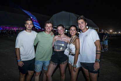 Varios amigos disfrutan del festival ya entrada la noche.