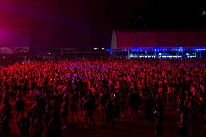 El público frente al Mainstage durante el show de Wade.
