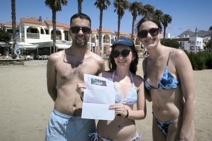 Francisco, Miriam y Rocío sosteniendo el premio del Freestyle de Motocross en la Plaza de Toros de Almería.