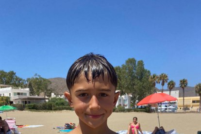 Uno de los peques que ha participado con Decroly Kids, sosteniendo su regalo de Papelería Carlin y Toy Planet.