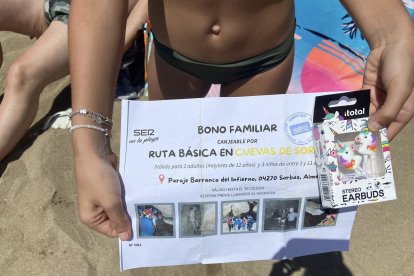 Una menor con su bono familiar para las Cuevas de Sorbas.