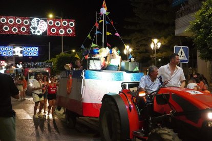 Una carroza con motivos marinos durante el desfile.